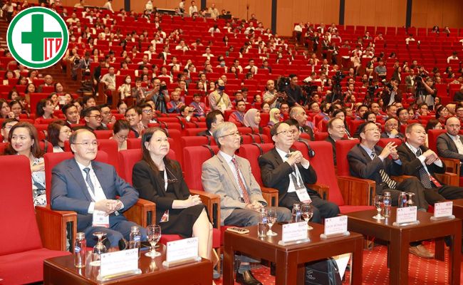 Các chuyên gia đầu ngành tim mạch Việt Nam cùng các đại biểu tại Đại hội Tim mạch Đông Nam Á lần thứ 27.